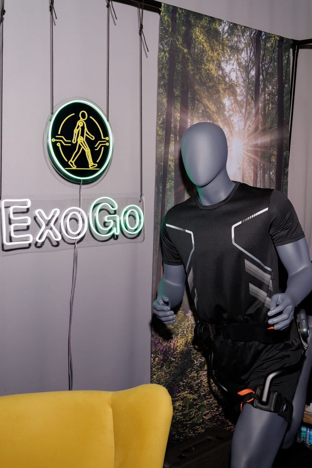 Световая вывеска ExoGo и манекен в экзоскелете
