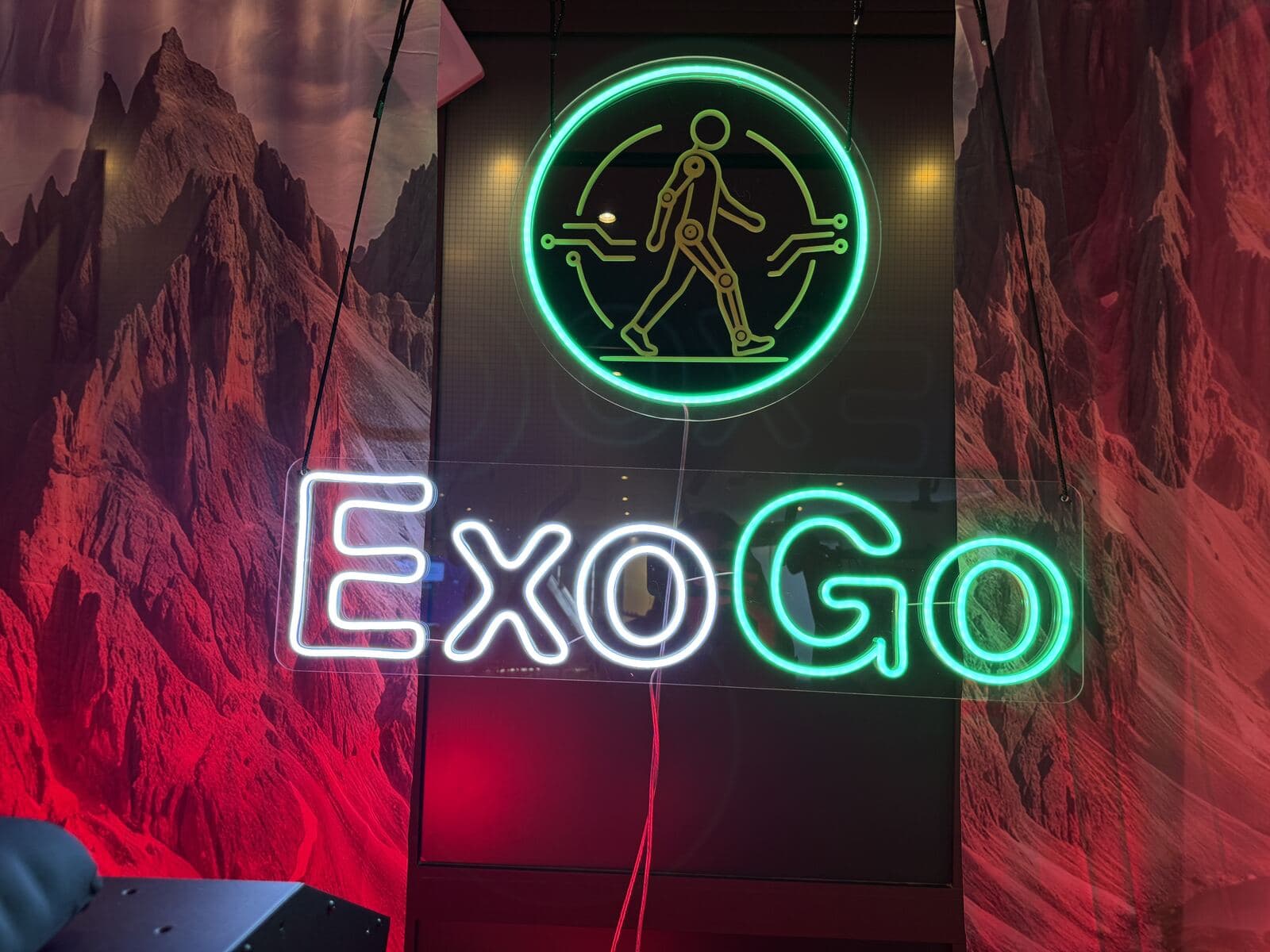 Световая вывеска ExoGo на стенде