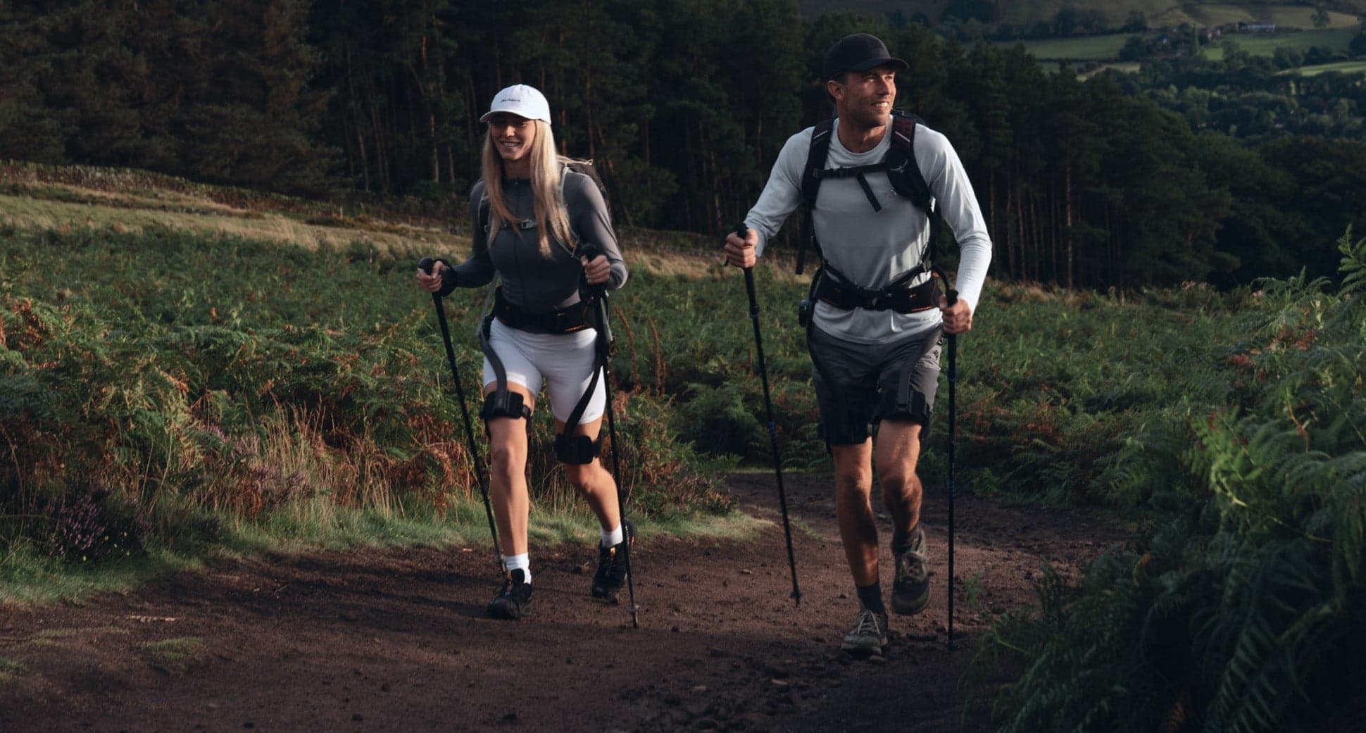 Туристы с экзоскелетом в горах