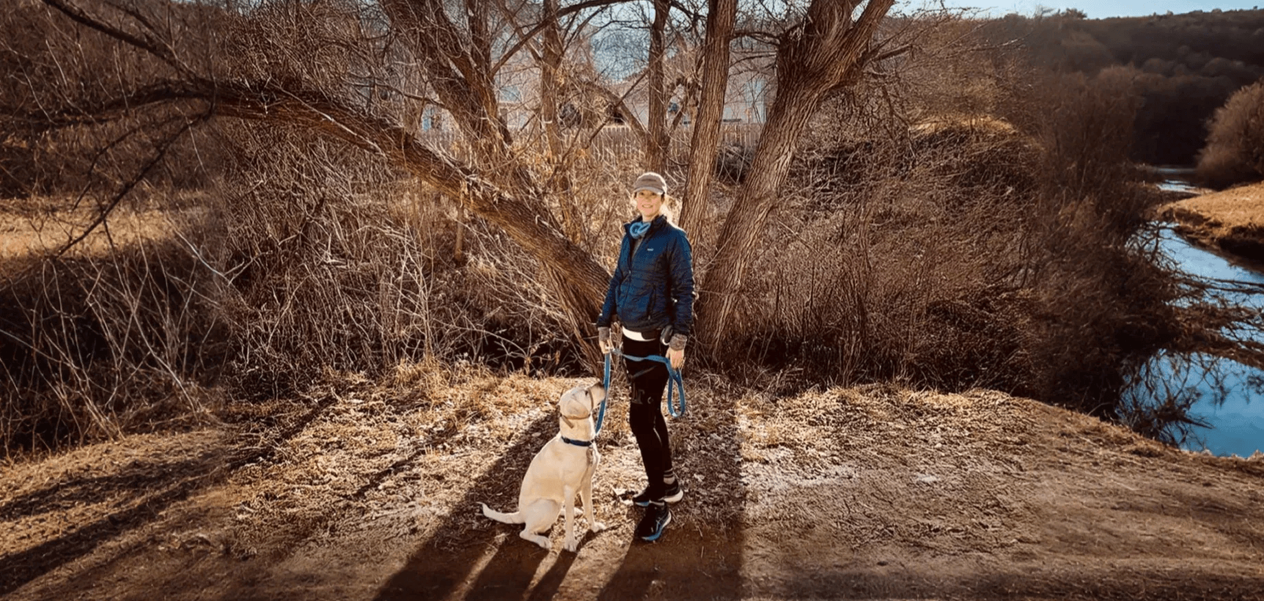 Прогулка с собакой по тропе с экзоскелетом